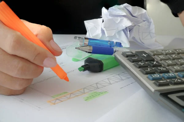 Ingénieur Écrire Plan Construction Essayé Dans Bureau Avec Boule Papier — Photo