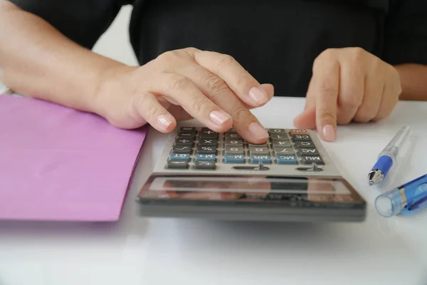 Femme Affaires Utilise Des Calculatrices Pour Calculer Analyser Budget Entreprise — Photo