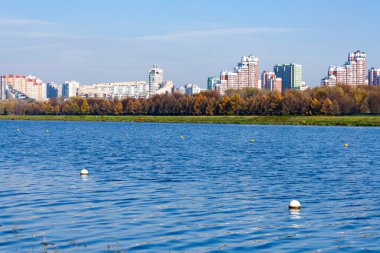 Krilatsky tepeleri ve kürek kanalı bölgesindeki Moskova şehri.
