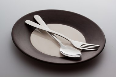 gümüş çatal ve kaşık gri arka plan üzerinde izole levha