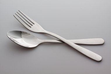 gümüş çatal kaşık gri arka plan üzerinde izole