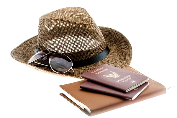 Chapéu de palha de verão com caderno de óculos de sol e passaporte isolado — Fotografia de Stock