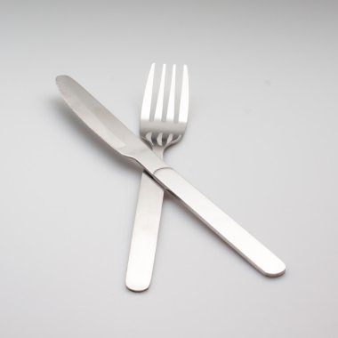 gümüş çatal bıçak gri arka plan üzerinde izole