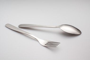 gümüş çatal kaşık gri arka plan üzerinde izole