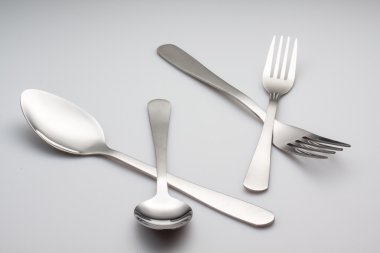 gümüş çatal kaşık gri arka plan üzerinde izole