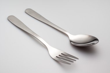 gümüş çatal kaşık gri arka plan üzerinde izole