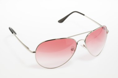 Güneş gözlüğü beyaza izole edilmiş