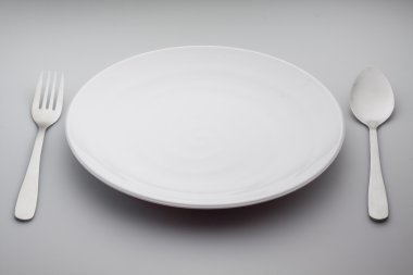 gümüş çatal ve kaşık gri arka plan üzerinde izole levha