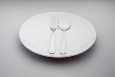 gümüş çatal ve kaşık gri arka plan üzerinde izole levha