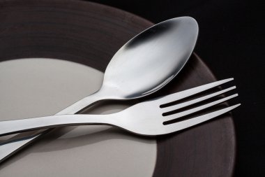 gümüş çatal ve kaşık siyah adam izole levha