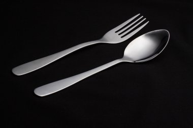 gümüş çatal kaşık siyah arka plan üzerine izole