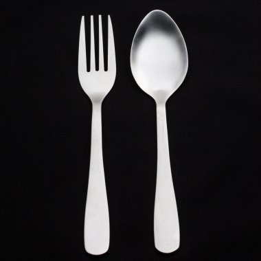 gümüş çatal kaşık siyah arka plan üzerine izole