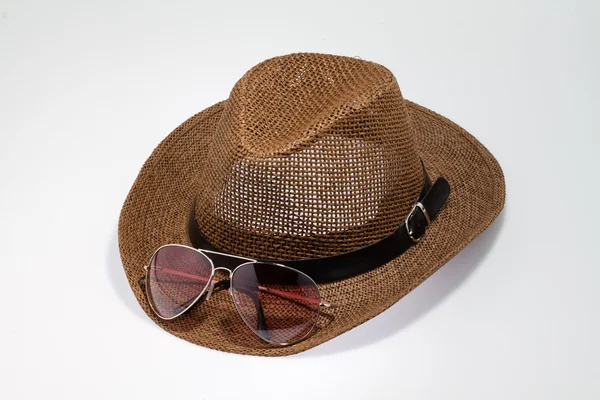 Cappello estivo in paglia con sunglases isolato su bianco — Foto Stock