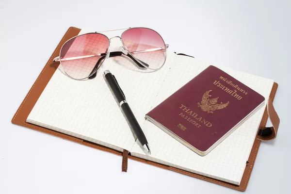 Notebook com passaporte e caneta — Fotografia de Stock