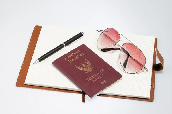 Notebook com passaporte e caneta — Fotografia de Stock