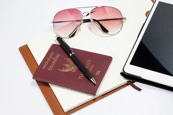 Tablet mit Notizbuch und Stift — Stockfoto