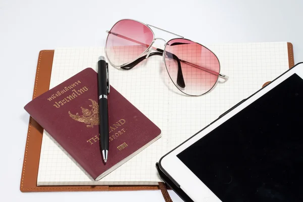 Tablet mit Notizbuch und Stift — Stockfoto