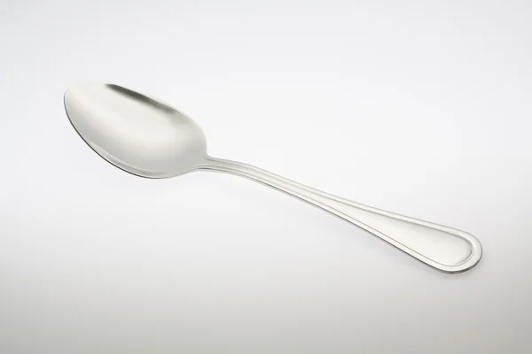 Una cuchara de plata aislada sobre fondo blanco — Foto de Stock