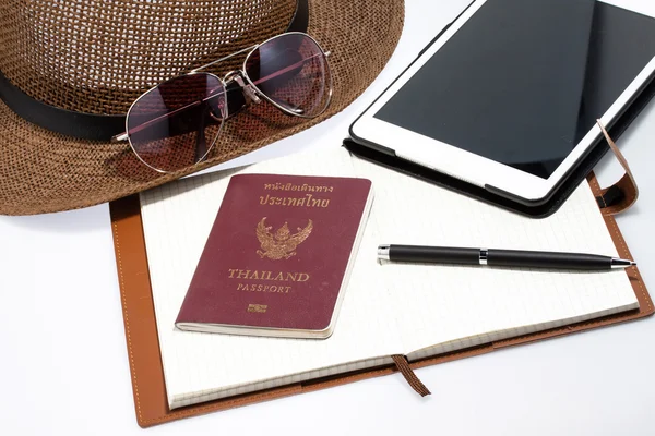 Óculos de sol com caderno e passaporte isolados em branco — Fotografia de Stock