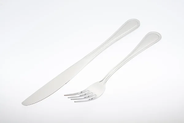 Een zilveren vork met mes geïsoleerd op witte achtergrond — Stockfoto