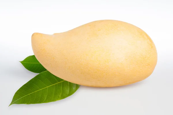 Beyaz arkaplanda sarı mango izole edilmiş — Stok fotoğraf