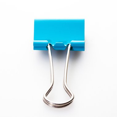 Kağıt atacı beyaz arkaplanda izole edildi