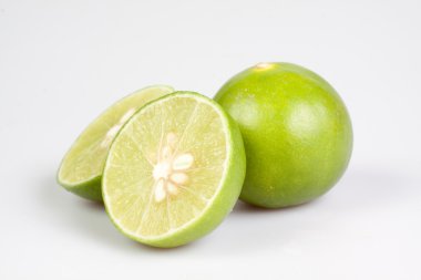 Beyaz arkaplanda izole edilmiş taze kireç