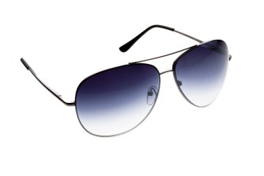 Güneş gözlüğü beyaza izole edilmiş