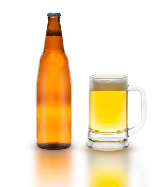 Garrafa de cerveja com vidro isolado em branco — Fotografia de Stock