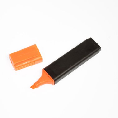 çok renkli fosforlu kalemler. Beyaz arka plan üzerinde izole