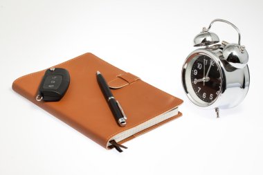 defter ile araba anahtarı ve saat