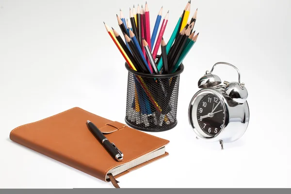 Notebook com caixa de caneta e relógio — Fotografia de Stock