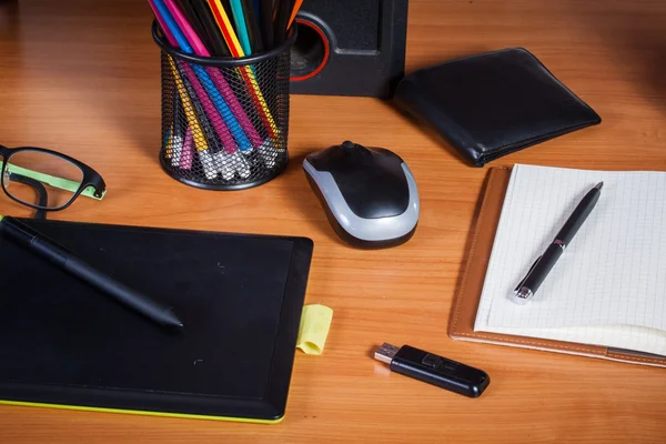 Arbeitsplatz mit Notebook, Stift-Grafik-Tablet und Tastatur — Stockfoto