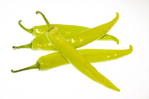 Zelené chilli papričky izolované na bílém pozadí. — Stock fotografie