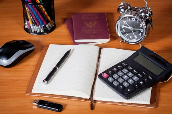 Arbeitsplatz mit Notebook und Wecker auf dem Arbeitstisch. — Stockfoto