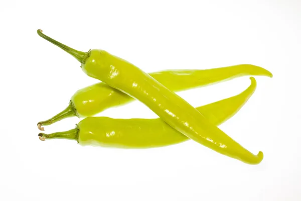 Grønn chili-paprika isolert på hvit bakgrunn. – stockfoto