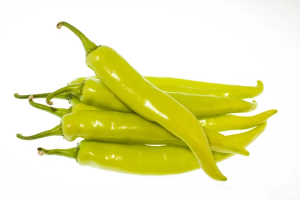 Chiles verdes aislados sobre fondo blanco. —  Fotos de Stock