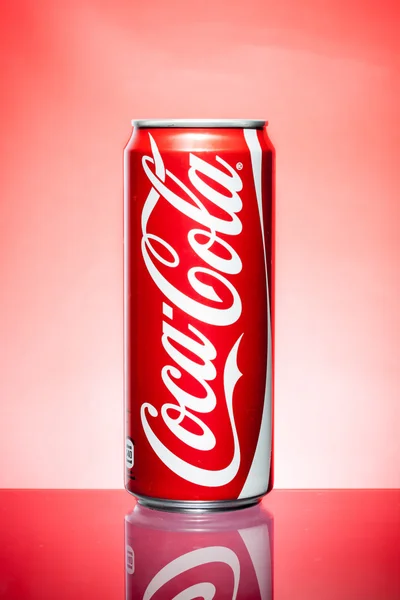 Thajsko, bangkok - 30 května 2014: coca cola může na modré poz — Stock fotografie