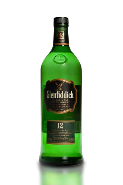 Thailand, Bangkok - July 10, 2014: Photo of a bottle of Glenfidd — Stock Photo, Image