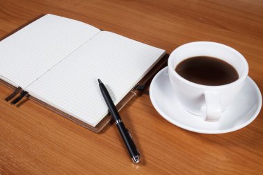 Ofis Masası ile kahve fincanı