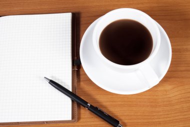 Ofis Masası ile kahve fincanı