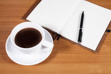 Ofis Masası ile kahve fincanı