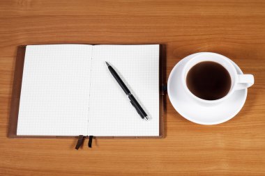 Ofis Masası ile kahve fincanı