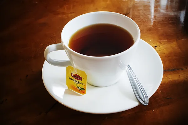Bangkok, Tayland - 11 Ağustos 2014: Lipton çay bardağı masada. Lipton marka kurucusu Thomas Lipton sonra seçildi.