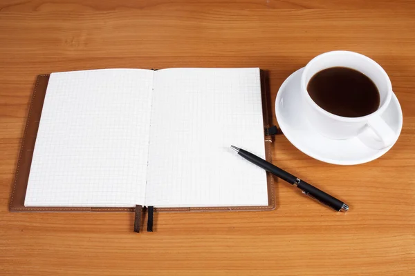 Skrivbord med kaffekopp — Stockfoto