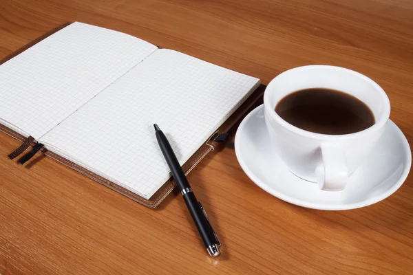 Escritorio de oficina con taza de café — Foto de Stock