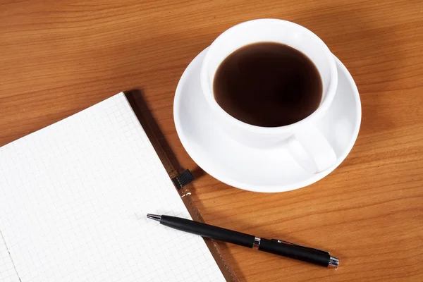 Escritorio de oficina con taza de café —  Fotos de Stock