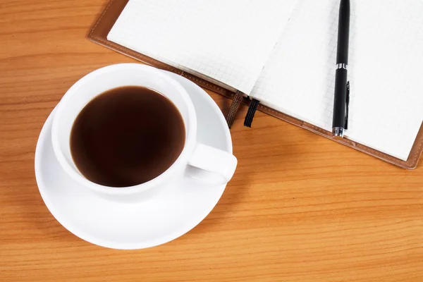 Schreibtisch mit Kaffeetasse — Stockfoto