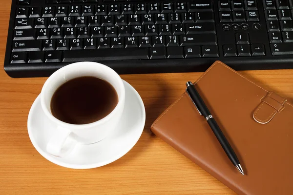 Schreibtisch mit Kaffeetasse — Stockfoto