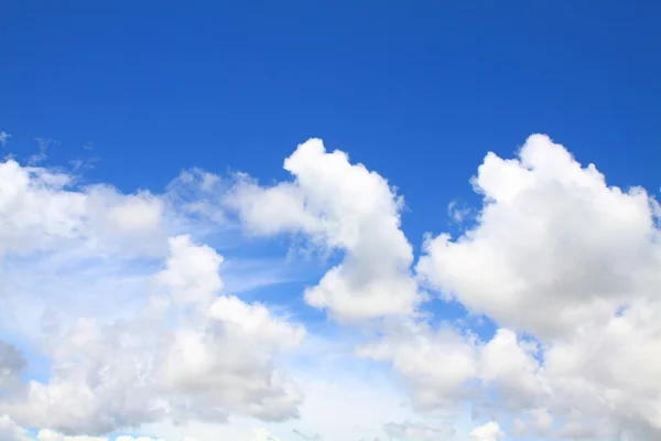 Cielo azul con primer plano de nubes Imágenes de stock libres de derechos